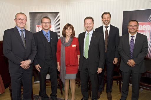 Die Diskussionsteilnehmer v.l.n.r.: Dipl.-Ing.
Peter Traupmann, Geschäftsführer Österreichische Energieagentur;
Andreas Schuller, Geschäftsführer Zenker Hausbau; Mag. Eva Becsi,
Redaktionsleitung Bauen Wohnen Leben; BM Niki Berlakovich,
Bundesminister für Land- Forstwirtschaft, Umwelt und
Wasserwirtschaft; Bmstr. Dipl.-Ing. (FH) Michael Gollubits, Direktor
Telekommunikation, Verwaltungsrat Schweiz, GF Ungarn, Mitglied GF
Österreich Alpine-Energie; Bmstr. Dipl.-Ing. Gerhard Köppel,
Vorsitzender des Ausschusses für ökologisches und energieeffizientes
Bauen der Bundesinnung Bau