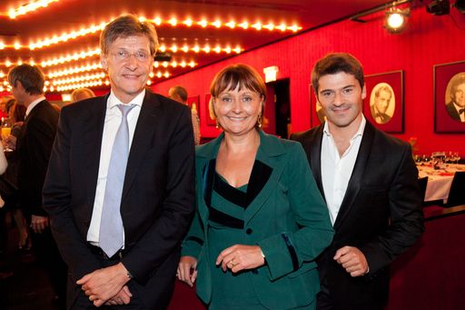 http://www.apa-fotoservice.at/galerie/3437/ Im Bild
v.l.n.r.: Mag. Dieter Kraßnitzer (Vorstandsmitglied der BKS Bank),
Dr. Herta Stockbauer (Vorstandsmitglied der BKS Bank), Ciro De Luca
(Kabarettist)
