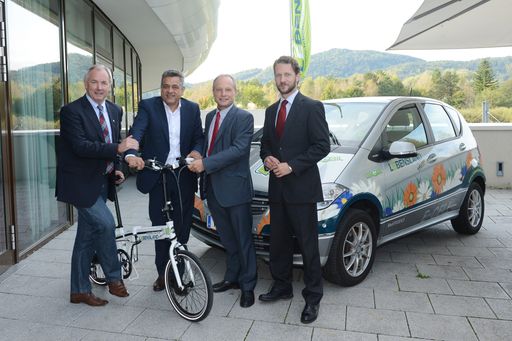  Landeshauptmann Gerhard Dörfler, Bürgermeister von
St. Veit/Glan Gerhard Mock, Dr. Albert Kreiner (Leiter Abteilung 7,
Kompetenzzentrum Infrastruktur und Wirtschaftsrecht) und Mag. Gregor
Waidacher (Pressesprecher Mercedes-Benz).