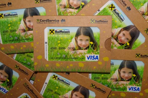 Die Raiffeisen Klimaschutz-Initiative (RKI) führt
in Zusammenarbeit mit der Raiffeisen Bank International AG (RBI) die
weltweit neuartige Raiffeisen BioCard(TM) ein. Die Kartenausgabe
erfolgt in einer exklusiven RKI-Sonderauflage im Oktober 2012 in
Österreich.