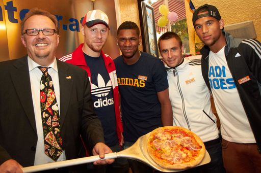  http://www.apa-fotoservice.at/galerie/3440/ Im Bild
v.l.n.r. Gerhard Höckner ("Pizza on Tour" Geschäftsführer), Lukas
Königshofer (SK Rapid Wien), Gerson (SK Rapid Wien), Steffen Hofmann
(SK Rapid Wien) und Terrence Boyd (SK Rapid Wien)