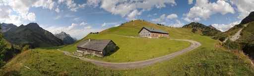 Preisträger des europäischen Fotowettbewerbs Wiki
Loves Monuments 2011: Die Alte Sennalpe Batzen und die Neue Alpe
Batzen in Schröcken, Bregenzerwald, Vorarlberg.