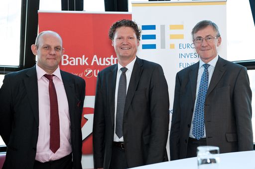  Im Bild v.l.n.r.: Jean-David Malo, Head of Unit
Generaldirektion Forschung und Innovation Europäische Kommission;
Rainer Hauser, Bank Austria Vorstand für Privatkunden, Klein und
Mittelbetriebe; Richard Pelly, Chief Executive European Investment
Fund