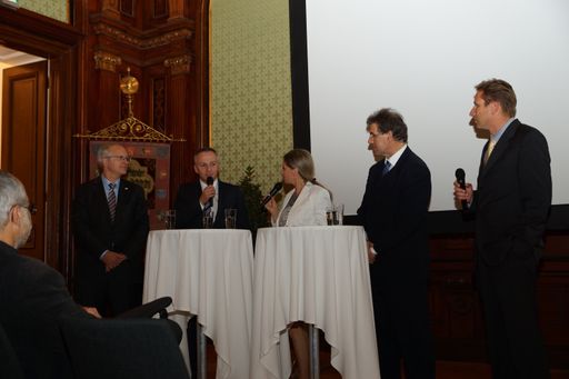 Blitz-Talk: F. Hofbauer, OVE, G. Christiner, APG,
Ch. Kummer, ORF, G. Diendorfer, ALDIS, H. Loos, Siemens (v.l.)