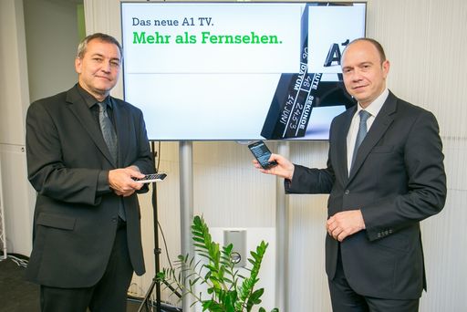  Univ.Prof. Mag. Dr. Manfred Tschelegi von der
Universität Salzburg und Alexander Sperl, A1 Vorstand Marketing,
Vertrieb, Service, präsentieren das neue A1 TV.