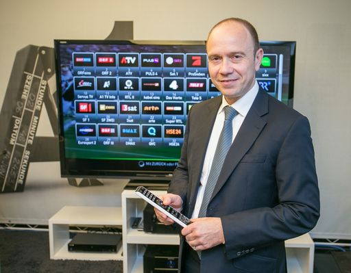 Vorschau Bild von "Mit 180 Sendern, davon 30 in brillantem HD, 3D
Filmen und der größten Videothek des Landes mit 2.000 Filmen und
Serien und über 300.000 Abrufen pro Monat ist A1 TV fixer
Bestandteil der heimischen Wohnzimmer", freut sich A1 Vorstand
Marketing, Vertrieb und Service Alexander Sperl, MBA.