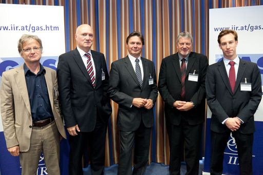 http://www.apa-fotoservice.at/galerie/3411/
v.l.n.r.: Dr. Adolf Gross (Leiter Fachbereich Energie, Klimaschutz
und klimaschutzrelevante Ressourcen, Amt der Vorarlberger
Landesregierung), DI Marc Hall (Vorstandsdirektor, Wiener Stadtwerke
Holding AG), DI Wolfgang Anzengruber (Vorsitzender des Vorstands,
VERBUND AG), Dipl.-Met. Klaus-Jürgen Schreiber (Leiter Abteilung
Klimaüberwachung, Deutscher Wetterdienst), Eli Widecki MSc
(Wirtschaftskammer Österreich, Abteilung für Umwelt- und
Energiepolitik)