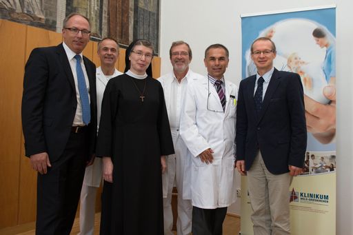  http://www.apa-fotoservice.at/galerie/3439 Im Bild
v.l.n.r.: Mag. Dietbert Timmerer (Geschäftsführer), Prim. Dr.
Andreas Kirchgatterer (Abteilungsvorstand für Innere Medizin V
Schwerpunkt AGR und RNS), Sr. Franziska Buttinger
(Geschäftsführerin), Prim. Dr. Josef Romankiewicz (Stv. Ärztlicher
Leiter, Abteilungsvorstand für Unfallchirurgie), OA Dr. Adrian
Kamper (Standortleiter der Abteilung für Kinder und Jugendheilkunde
Schwerpunkt Psychosomatik), Prim. Univ. Prof. Dr. Klemens Trieb
(Ärztlicher Leiter)