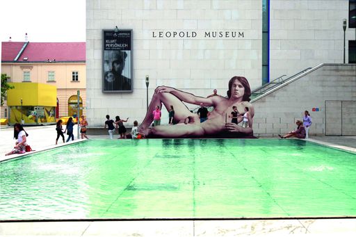  Ilse Haider "Mr. Big", Installation im Innenhof des
MuseumsQuartier, 2006 / 2012, Courtesy Galerie Steinek, Wien
begehbare Skulptur, Digitaldruck auf Holz, 900 x 300 x 420 cm