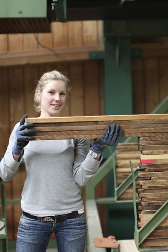 Jugendliche in Holzberuf