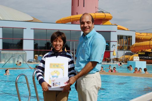 GF der H2O Hoteltherme Mag. Christian Rotter
überreicht dem Gewinner des Maskottchen-Malwettbewerbs Florian Bobik
einen Hotelgutschein für 1 Woche Familienurlaub im H2O
Hotel-Therme-Resort.
