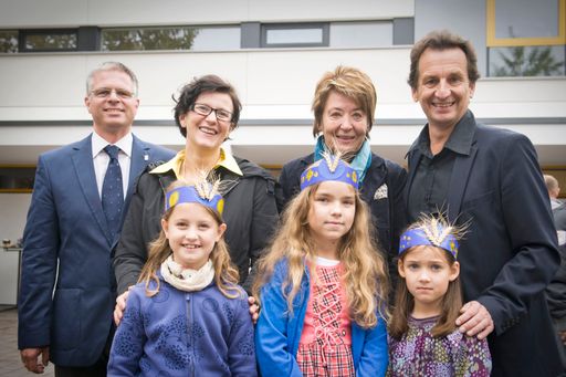 Vorschau Bild von Im Bild v.l.n.r.: - Mag. Elmar Walter,
Geschäftsführer St. Nikolaus-Kindertagesheimstiftung - Andrea
Boroviczény-Sprenger MSc, Inspektorin der St.
Nikolaus-Kindertagesheimstiftung - Renate Angerer,
Bezirksvorsteherin Wien Simmering - Christian Oxonitsch, Stadtrat
für Bildung, Jugend, Information und Sport
