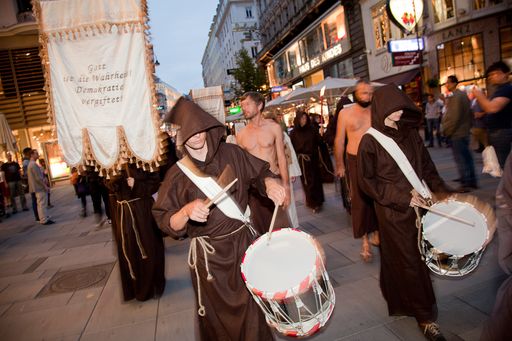  Bussprozession von stahlglatt & blumeenweich: Gott
ist die Wahrheit, Demokratie vergiftet