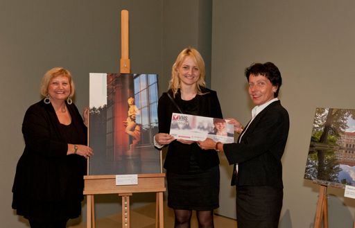  Im Bild (v.l.n.r.): Bezirksvorsteherin Martina
Malyar, Elina Vestere (Gewinnerin des Fotowettbewerbs), Mag. Monika
Reif (Direktorin der Künstlerischen VHS)