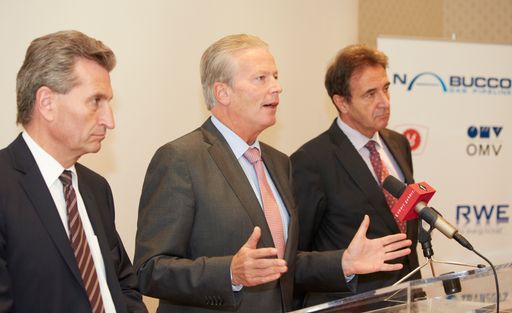 (C) photonews.at/ Anna Rauchenberger - Wien
08.10.12 -Heute fand im Radisson Hotel die Tagung des Nabucco
Komitees statt. PHOTO: Gastgeber Wirtschaftsminister Reinhold
Mitterlehner (Mitte), EU-Kommissar Guenther Oettinger (li) und
OMV-Generaldirektor Gerhard Roiss waehrend der Pressekonferenz