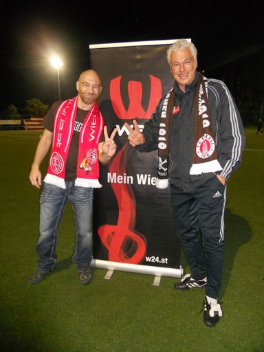  SC Wiener Viktoria-Präsident Roman Gregory mit
Trainer Toni Polster bei den Aufnahmen zum
W24-Kultspiel-Ankündigungs-Spot