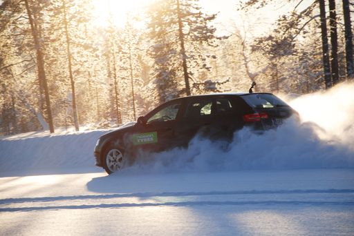 Der Nokian-Winterreifen ist sehr empfehlenswert. Im
Winterreifen-Test 2012 von TCS und ÖAMTC sowie gut bei Test Stiftung
Warentest und Konsument / TCS schreibt: Stärken: Sehr ausgewogener
Reifen, gut in allen sicherheitsrelevanten Disziplinen. Keine
Schwächen von ihm erwähnt der größte Mobilitätsclub der Schweiz in
seiner Stärken- und Schwächen-Beurteilung. Der Nokian Pneu erreicht
'sehr empfehlenswert' auch in den Kriterien 'Nässe Fahrbahn',
'Schnee', 'Trockene Fahrbahn', 'Eis', 'Treibstoffverbrauch' und
'Verschleiß'. ÖAMTC schreibt: "gut auf trockener Fahrbahn, bei Nässe
und auf Schnee. Keine Schwächen von ihm erwähnt der Österreichische
Automobil-, Motorrad- und Touring Club in seiner Empfehlung. Der
Nokian Pneu erreicht 'sehr empfehlenswert' auch in den Kriterien
'Nässe', 'Schnee', 'Trocken', 'Eis', 'Kraftstoffverbrauch' und
'Verschleiß'.