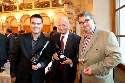 http://www.apa-fotoservice.at/galerie/3474/
v.l.n.r.: Erich Andert (Kracher Fine Wine), Heinz Pecenka (Der
Wein), Peter Moser (Falstaff)