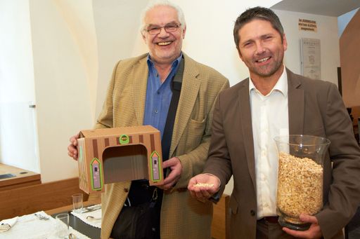 http://www.apa-fotoservice.at/galerie/3475 Im Bild
v.l.n.r. Martin Piszecsny, Vertriebsleiter von ESPETS und
Diplom-Tierarzt Gerald Zechner, Veterinärmediziner