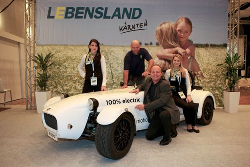 Vorschau Bild von Dr. Albert Kreiner und Gerald Miklin von Lebensland
Kärnten mit dem Star des Vorjahres, dem e-WOLF Roadster.