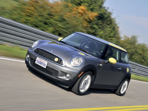 Der MINI E steckt so manches große Auto in die
Tasche.
