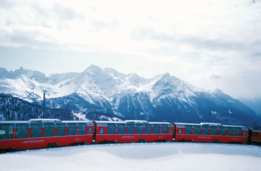 Bernina Express bei Alp Grüm: Bernina Express
auf dem Weg von den Gletschern zu den Palmen