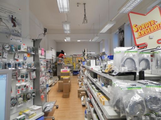  Der Netzwerkshop, der einzige Spezialshop für Kabel
im Zentrum von Wien, in der Schüttelstraße 2, bietet Kabel, Adapter,
Switche und Computerzubehör zu Diskontpreisen an.