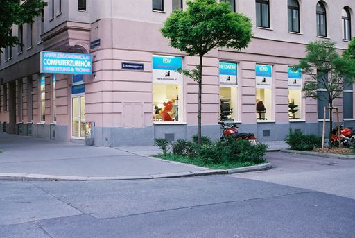 Vorschau Bild von Seit der Eröffnung des Fachmarktes im Jahr 2001
etablierte sich der Netzwerkshop dank breitem Sortiment als
einzigartiger Kabelfachmarkt in der Schüttelstraße 2 im 2. Wiener
Gemeindebezirk.