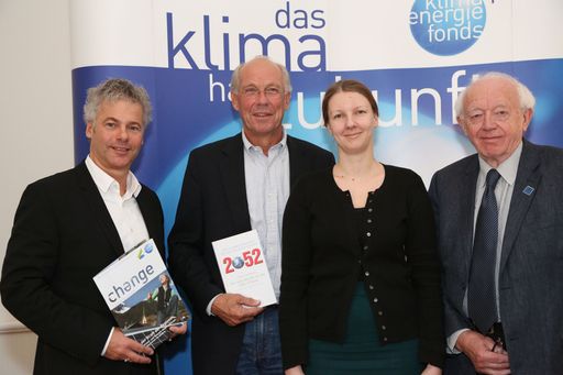  http://www.apa-fotoservice.at/galerie/3481 Im Bild
v.l.n.r.: Ingmar Höbarth (Geschäftsführer Klima- und Energiefonds),
Jorgen Randers (Norwegian Business School), Claudia Kettner (WIFO),
Preben Maegaar (Nordic Folkecenter for Renewable Energy)