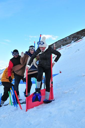 White Start Games Snow Flossing