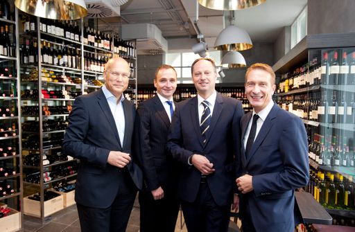 http://www.apa-fotoservice.at/galerie/3450/ Im Bild
v.l.n.r.: Vorstandsvorsitzender REWE International AG Frank Hensel,
MERKUR Vorstände Klaus Pollhammer, Manfred Denner und Michael
Franek.