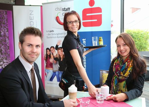 Vorschau Bild von Entspannter Morgenkaffee: Nicole Hüttner und
Christoph Ransmayr (Sparkasse OÖ) mit Skygarden-Mitarbeiterin
Manuela Hofstadler.