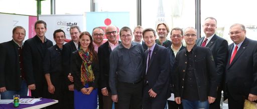 Vorschau Bild von Gruppenbild mit Dame: die engagierten hotspots
Gastronomen und Hoteliers des Linzer chili staff club mit PR-Lady
Nicole Hüttner (Sparkasse OÖ).