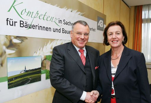 http://www.apa-fotoservice.at/galerie/3483/ Im Bild
v.l.n.r.: Generaldirektor Mag.Franz Ledermüller und die neue Obfrau
der SVB Theresia Meier