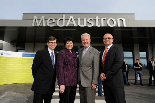  Im Zuge des Housewarmings wurde der neue "Med
Austron" Schriftzug über dem Eingang des Gebäudes enthüllt.