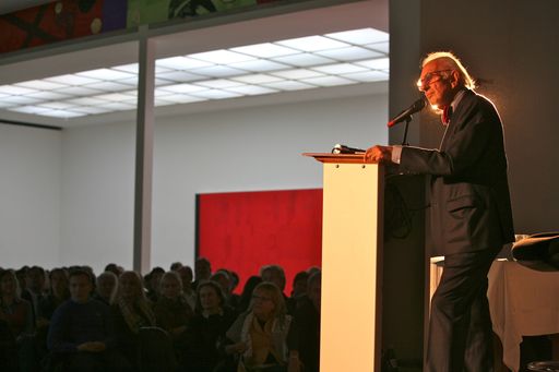 Eric Kandel im Hauptraum der Secession am 10.
Oktober 2012. Im Hintergrund das Gemälde "Red (If They Come In The
Morning) von Kerry James Marshall