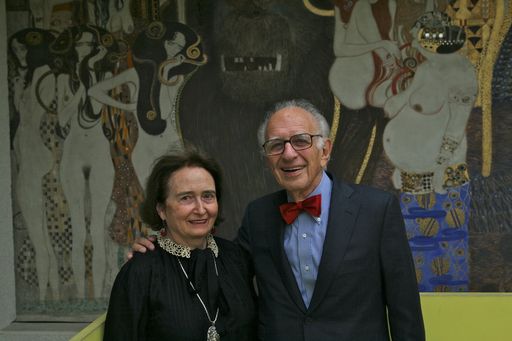 Vorschau Bild von Denise und Eric Kandel auf der Plattform von
Gerwald Rockenschaub vor dem Beethovenfries von Gustav Klimt