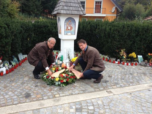 BZÖ-Chef Klubobmann Josef Bucher gedachte gestern,
Mittwoch, gemeinsam mit dem geschäftsführenden Landesobmann des
BZÖ-Kärnten, Abg. Sigisbert Dolinschek und vielen weiteren
BZÖ-Funktionären bei der Unfallstelle in Lambichl dem heute vor vier
Jahren verstorbenen BZÖ-Gründer, Landeshauptmann Dr. Jörg Haider.