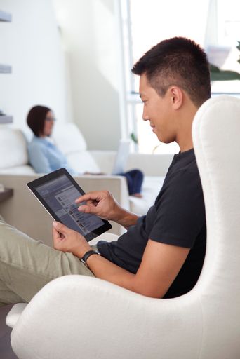 Smartphone oder Tablet? Schnäppchenjäger sollten
sich derzeit auf Letzteres konzentrieren. Denn im Smartphone-Bereich
hat das iPhone die Preise in die Höhe getrieben, wie der aktuelle
Geizhals-Warenkorb zeigt.