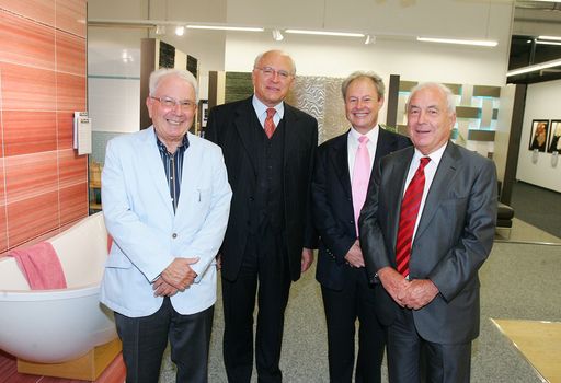  http://www.apa-fotoservice.at/galerie/3484 Im Bild
v.l.n.r.: Dkfm Volkmar Hutschinski (Aufsichtsratsvorsitzender
Unternehmensgruppe Sochor), Dkfm Claus Raidl (Präsident
Österreichische Nationalbank), Mag Markus Hutschinski (Vorstand
Unternehmensgruppe Sochor) und DI Werner Hutschinski (Vorstand
Unternehmensgruppe Sochor).