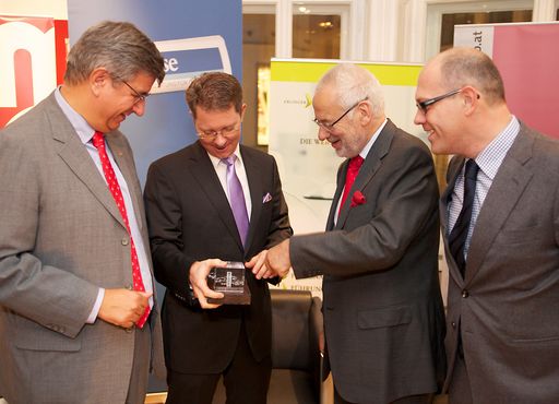  http://www.apa-fotoservice.at/galerie/3470
v.l.n.r.: Mag. Gerhard Starsich (mc-Präsident), CYRILL 2012
Preisträger Ing. Christoph Drescher, MBA (Intercompany Manager,
Kapsch Telematic Services GmbH), Dr. Erhard Busek (Vizekanzler aD
und Vorstandsvorsitzender des IDM, Schirmherr des CYRILL-Awards),
Oliver Suchocki (International Partner, Eblinger & Partner)
