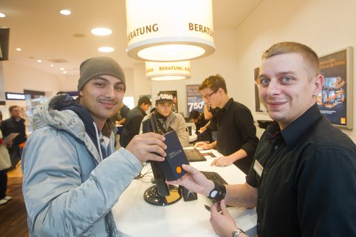 Vorschau Bild von Ab 8:00 war es soweit. Die ersten 100 Shopbesucher
erhielten das begehrte Galaxy SIII bei Neuanmeldung zum Tarif All in
20 um 1 Euro statt 369 Euro.