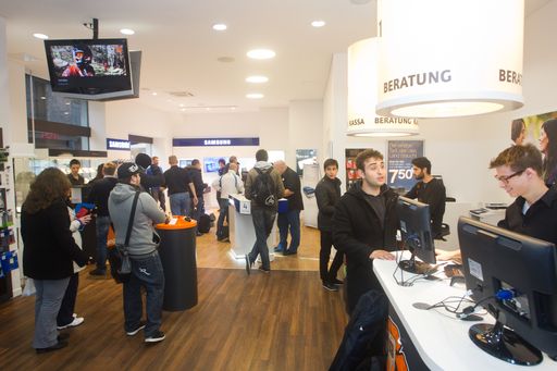 Vorschau Bild von Ab 8:00 war es soweit. Die ersten 100 Shopbesucher
erhielten das begehrte Galaxy SIII bei Neuanmeldung zum Tarif All in
20 um 1 Euro statt 369 Euro.