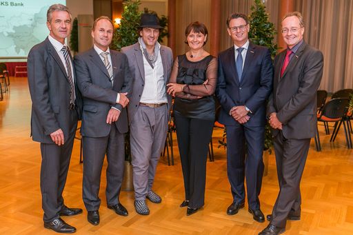 http://www.apa-fotoservice.at/galerie/3496 Im Bild
v.l.n.r.: Dir. Wolfgang Bauer, Dir. Joachim Reitmeier, Impulsgeber
Hans Reitz, Vorstandsmitglied Herta Stockbauer, Dir. Thomas
Litschauer, Dir. Gunnar Haberl
