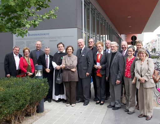 http://www.apa-fotoservice.at/galerie/3511
Univ.-Prof. Dr. Christoph Gisinger (HB-Institutsdirektor) und Mag.
Toni Faber (Dompfarrer St. Stephan) begrüßen die GroßspenderInnen
bei der Enthüllung der Danktafel mit nunmehr 58 Namen vor dem Haus
der Barmherzigkeit.