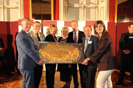 Wirtschaftsminister Mitterlehner (Mitte) und
Gemeindebundpräsident Mödlhammer (links) mit den Vertreter/innen der
Region Triestingtal