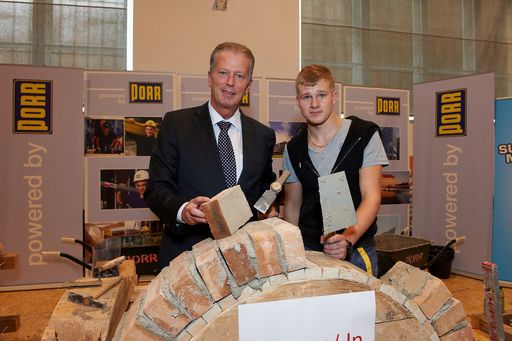 Vorschau Bild von Jugendminister Reinhold Mitterlehner mit einem
Maurer-Lehrling