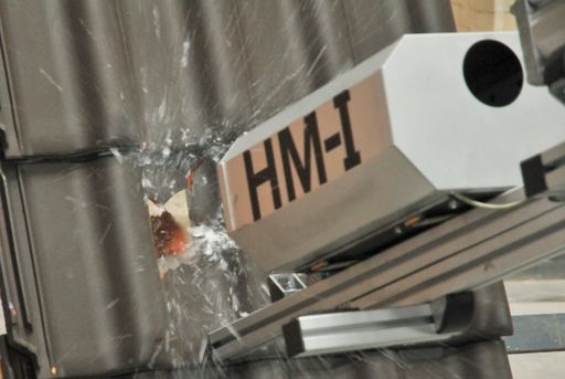  Hagelbeschuss eines Dachbauteiles unter normativen
Bedingungen durch das IBS-Institut für Brandschutztechnik und
Sicherheitsforschung mit einer dem natürlichen Hagelkorn
entsprechenden Eiskugel von 5 cm Durchmesser (Hagelwiderstandsklasse
5).
