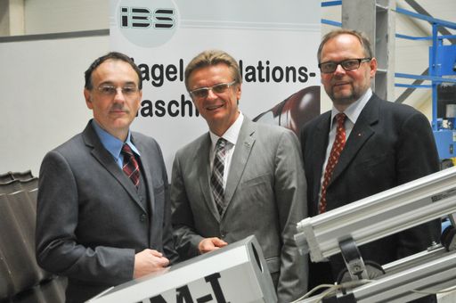 Vorschau Bild von Dr. Armin Kaltenegger (Kuratorium für
Verkehrssicherheit), Direktor Dr. Arthur Eisenbeiss (Sprecher der
österreichischen Brandverhütungsstellen) und Gen.Dir. Dr. Josef
Stockinger (Sprecher der Arbeitsgemeinschaft der in OÖ tätigen
Versicherer, v.l.n.r.) präsentieren die neue Hagelbeschussmaschine.