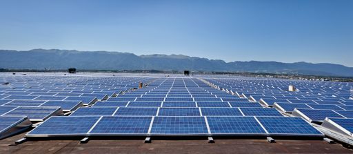  Die Services Industriels de Genève (SIG) und die
Palexpo AG weihten heute in Genf die grösste Photovoltaikanlage der
Schweiz ein. Die Leistung der 15.000 Solarpanels beträgt 4,2 MW, was
dem jährlichen Stromkonsum von 1350 Genfer Haushalten entspricht.
Dies ist dreimal mehr als die Produktion der bisher grössten Anlage
der Schweiz. / Weiterer Text ueber ots und auf
http://www.presseportal.ch. Die Verwendung dieses Bildes ist fuer
redaktionelle Zwecke honorarfrei. Veroeffentlichung unter
Quellenangabe: "ots.Bild/SIG Services Industriels de Genève".